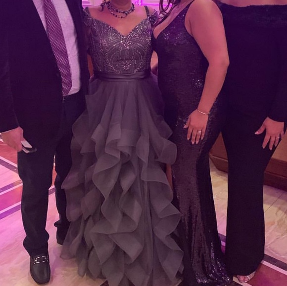 Beautiful gray sequin gown - Picture 3 of 4